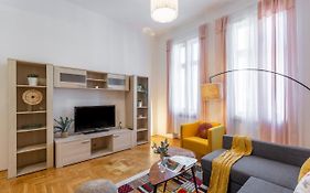 Central Gozsdu Apartment In The Party Street
