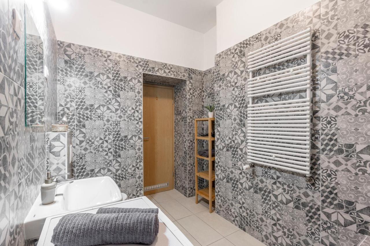 Central Gozsdu Apartment In The Party Street Budapest Exterior foto